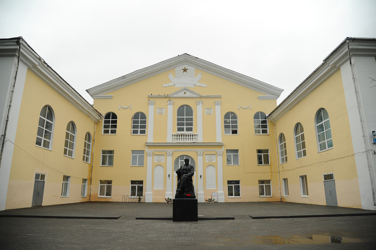 Типовой Дворец культуры в Катав-Ивановске, имеющий свою историю и своих героев
