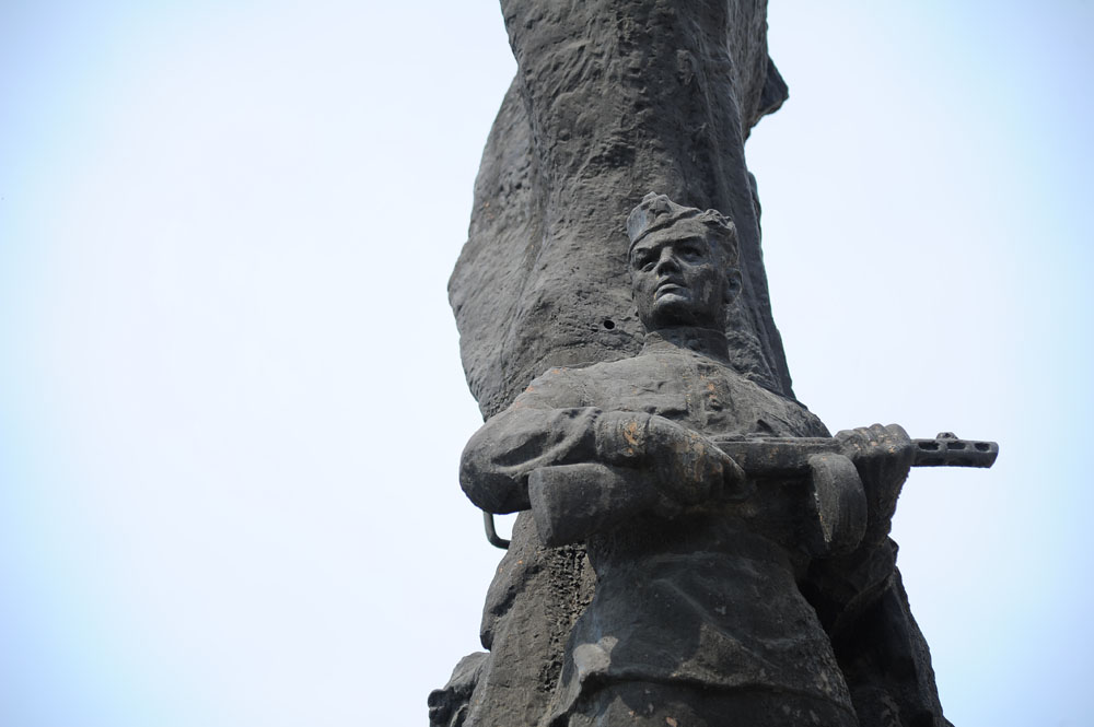 В 1960-х годах на Каслинском заводе отлили два памятника трудовой и боевой славе комсомола