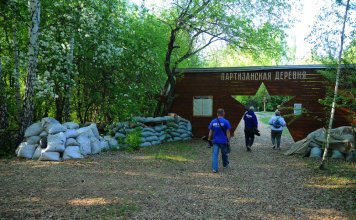 Достопримечательности Чебаркуля: комплекс «Партизанская деревня»