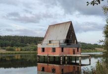 Дом на воде в Свердловской области: таинственная достопримечательность в селе Новопышминское