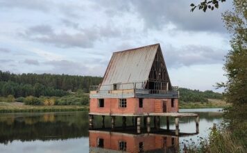 Дом на воде в Свердловской области: таинственная достопримечательность в селе Новопышминское