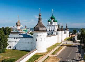 Ростов Великий: белые стены и синяя гладь