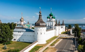 Ростов Великий: белые стены и синяя гладь