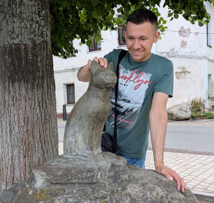 Памятник кошке