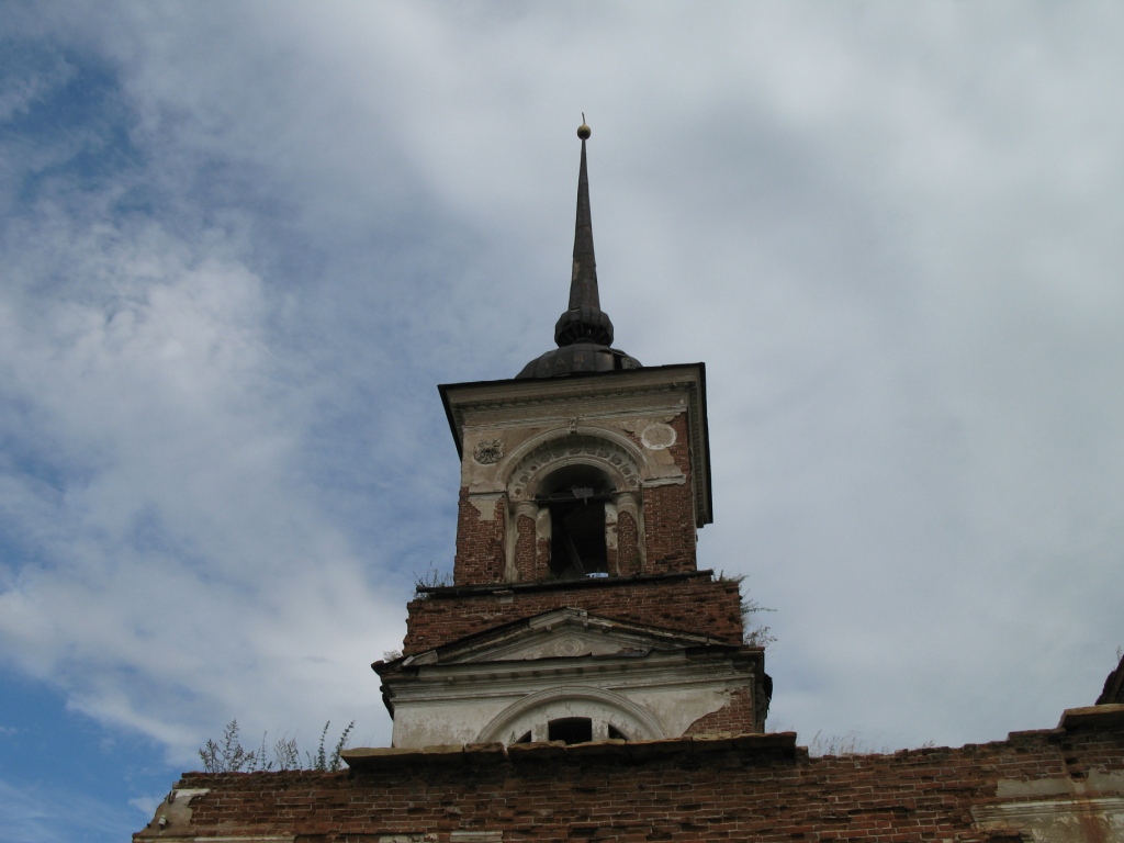 Заброшенная церковь в селе Огневское (Огнёво)