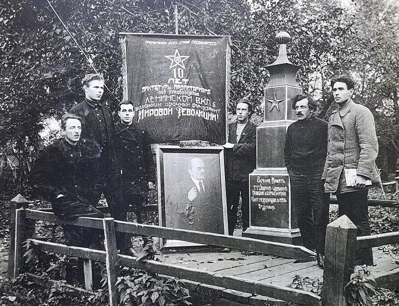 В парке поселка у могилы жертв революции. 1927 г.