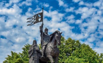 Владимир: обзорный маршрут для первого знакомства Памятник крестителям Владимирской земли