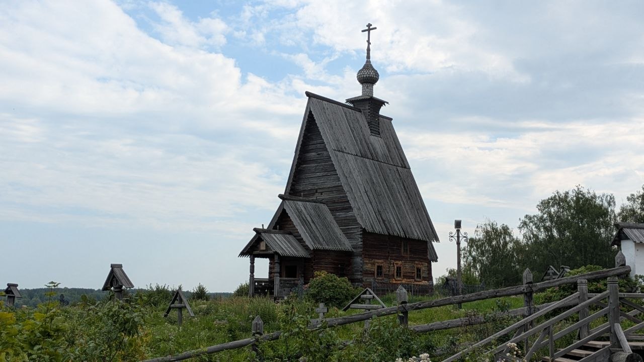 Деревянная Воскресенская церковь и Петропавловский погост