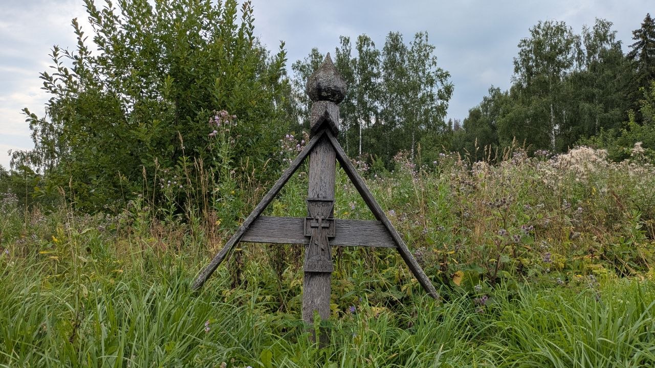 Деревянная Воскресенская церковь и Петропавловский погост