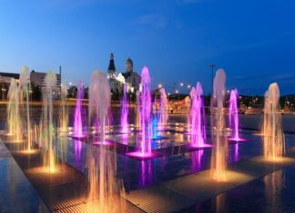 Караба́ш: больше, чем просто промышленный город Карабаш. Центральная площадь и храм Иоанна Златоуста. Фото: «Карабашмедь»