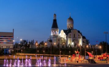 Карабаш. Центральная площадь и храм Иоанна Златоуста Карабаш. Центральная площадь и храм Иоанна Златоуста