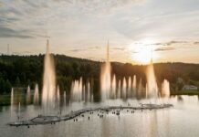 Светомузыкальный фонтан и набережная городского пруда в Карабаше. Фото: «Карабашмедь»