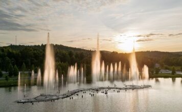 Светомузыкальный фонтан и набережная городского пруда в Карабаше Светомузыкальный фонтан и набережная городского пруда в Карабаше. Фото: «Карабашмедь»