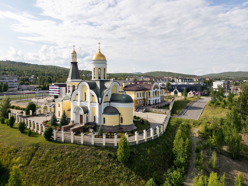 Карабаш. Центральная площадь и храм Иоанна Златоуста