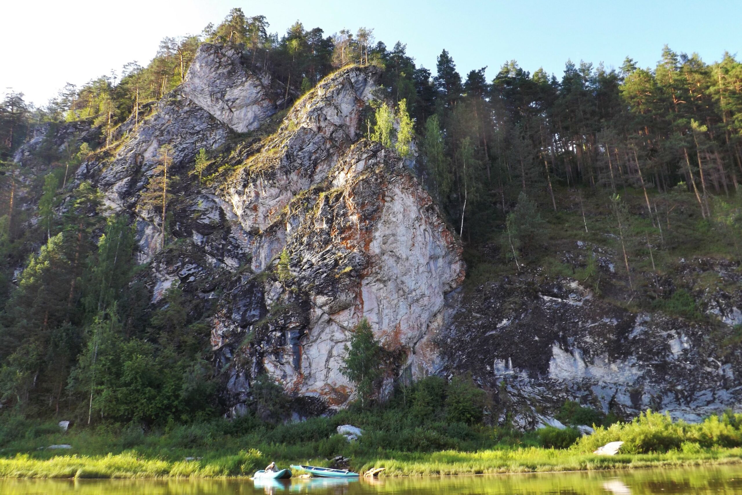 Скалы вдоль побережья реки Чусовой
