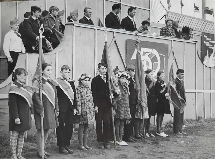 . Построение в день пионерии. 1973 г.