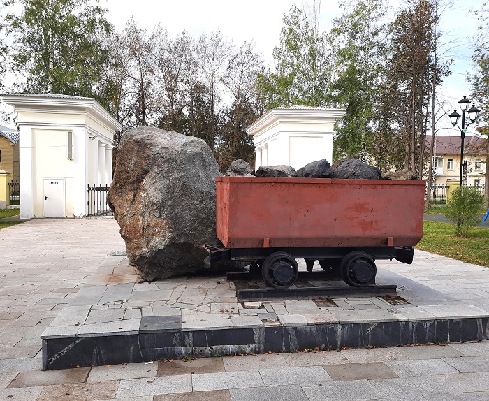 Памятник шахтерам-горнякам.