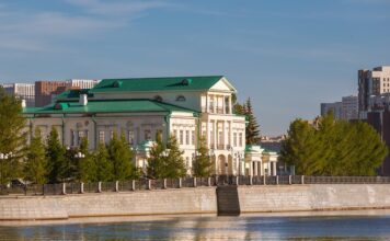 Достопримечательности Екатеринбурга — Дом Главного горного начальника на набережной Рабочей Молодежи