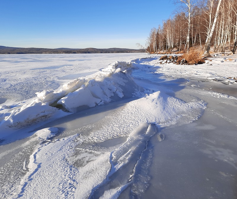 Вздыбленный лед около берега мыса Крутики