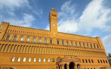 Достопримечательности Свердловской области: итальянский замок в Верхней Пышме Достопримечательности Свердловской области. Замок рядом с Екатеринбургом. Фото: Прогулки с Настей | Екатеринбург / ВКонтакте