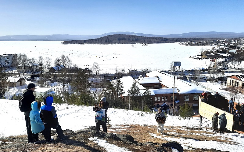 Вид с Заводской горы на поселок. 2024 г.