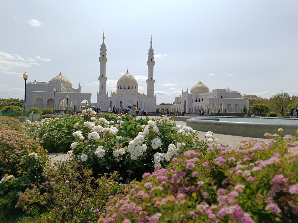 Булгар белая. Белая мечеть Болгар. АК мечеть Болгар. Мечеть в Болгаре Татарстан. Болгар мечеть территория.