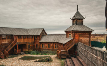 Ялуторовский острог: описание, как добраться, фото. Смотровая башня, кузница, Змей-Горыныч , сувениры и куклы. Ялуторовск