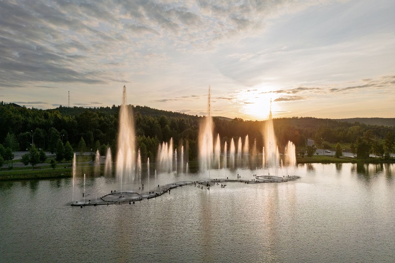 Светомузыкальный фонтан и набережная городского пруда в Карабаше. Фото: «Карабашмедь»