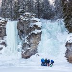 10 идей для зимнего отдыха на Урале Группа туристов готовится к подъему на Омутной камень