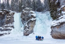 Группа туристов готовится к подъему на Омутной камень