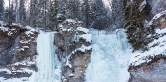 10 идей для зимнего отдыха на Урале Группа туристов готовится к подъему на Омутной камень