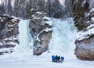 10 идей для зимнего отдыха на Урале Группа туристов готовится к подъему на Омутной камень