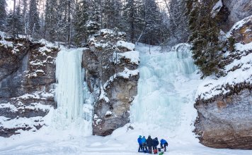 Группа туристов готовится к подъему на Омутной камень