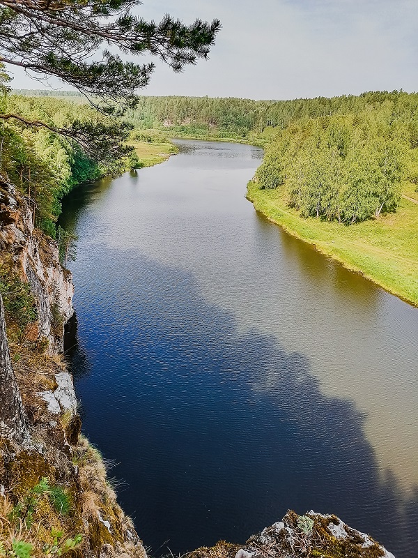 Река Нейва. Вид со скал Старик и Старуха