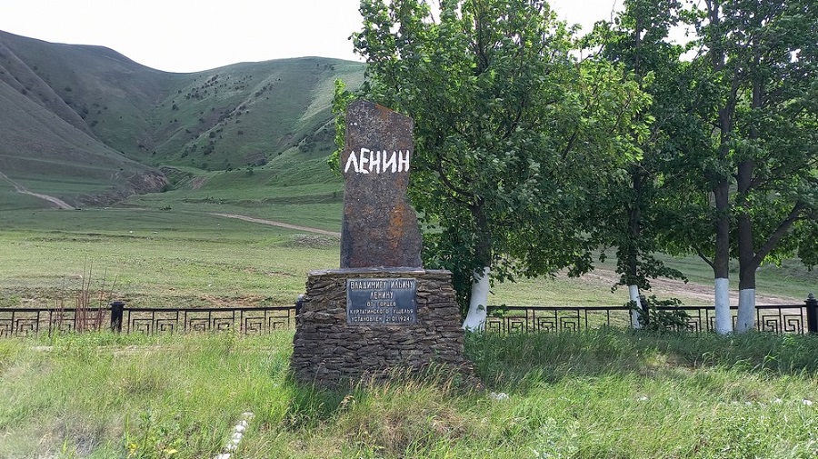 Первый памятник Ленину