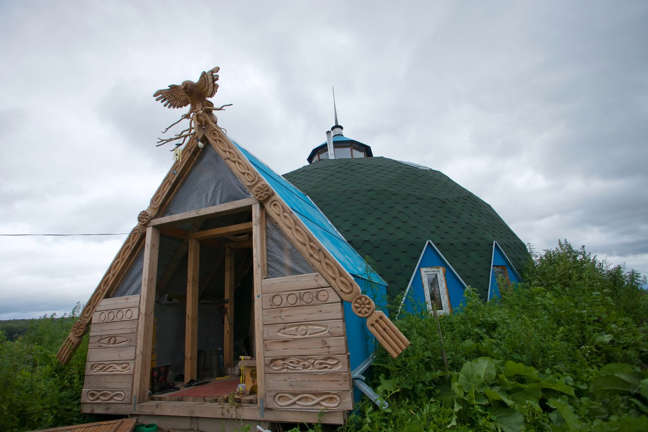 необычные самострои, интересное на Урале, дам кузнеца Кириллова, дом из бутылок, необычные дома Урала, Свердловская область, Челябинская область, дом Виктора Вольхина, деревянное зодчество, гора дураков,