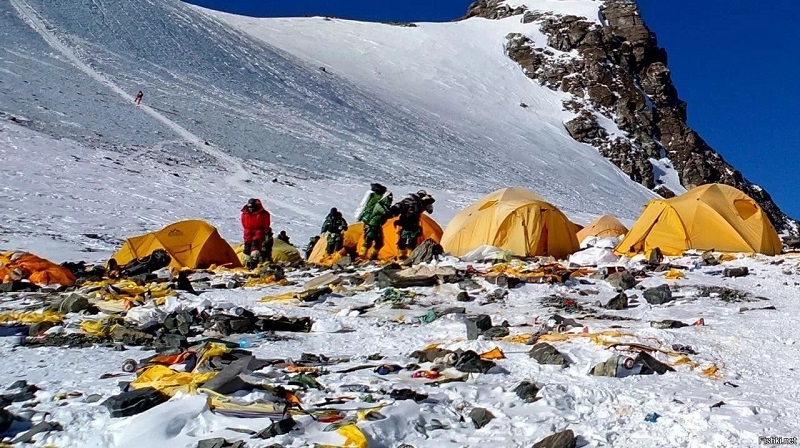 Мусор в базовом лагере Эвереста