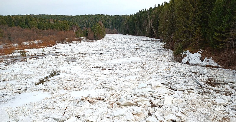 Нагромождение льда на реке Чусовой