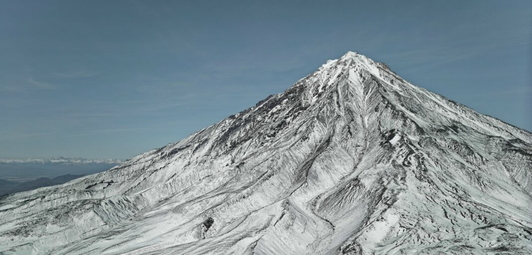 Под Авачинским перевалом. Вид на бухту и вулканы Мутновский, Вилючинский, Горелый