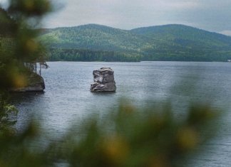 Озеро Иткуль и Шайтан-камень