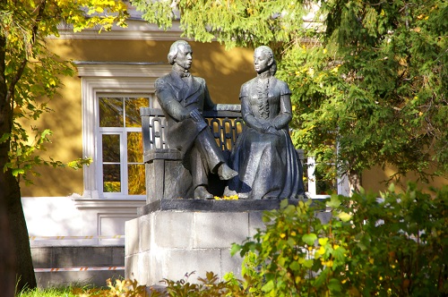 Памятник семье Ульяновых в городе Пензе