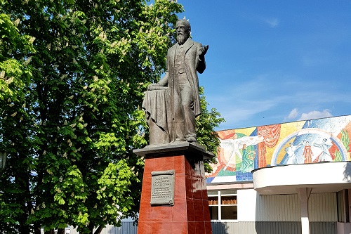 Памятник историку Ключевскому, интересная достопримечательность для самостоятельных путешественников
