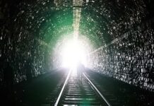 Тоннель Половинный — Кругобайкальская железная дорога (КБЖД) на берегу Байкала Тоннель Половинный. Фото: Валентина Марченко