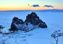 Скала Шаманка (мыс Бурхан) Скала Шаманка (мыс Бурхан) Фото: Сергей Василец