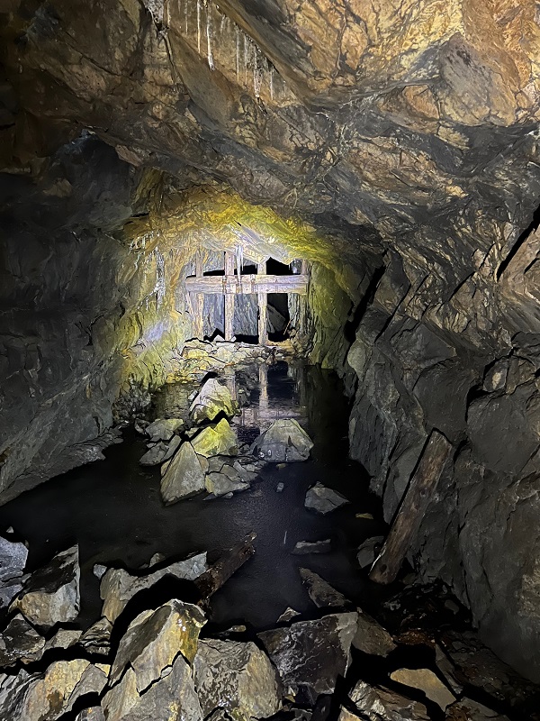 Заброшенная шахта в Магнитке у поселка Магнитка, Челябинская область