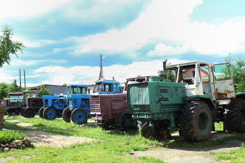 Село Костино, тракторы около историко-художественного музея