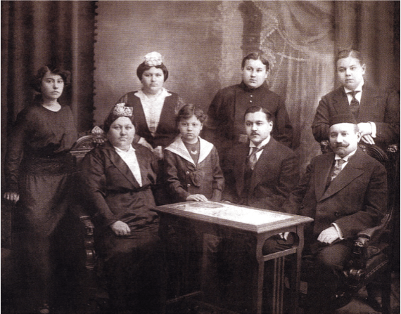 Семья Зайнетдина Агафурова Слева направо стоят: Мариам, Магира (дочери), Бурхан, Билял(сыновья); сидят: Асьма Садыковна(жена), Искандер, Нуритдин (сыновья), Зайнетдин. 