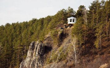 Скала "Три сестры" и беседка "Храм воздуха"