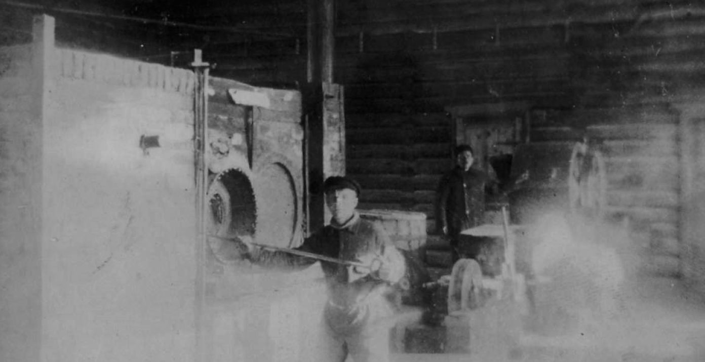 «Спекание» радиевого концентрата в муфельной печи на Ухтинском радиевом заводе. Середина 1930-х гг.