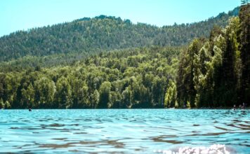 Самые красивые водоемы Урала: куда ехать в жару за спасительной прохладой?